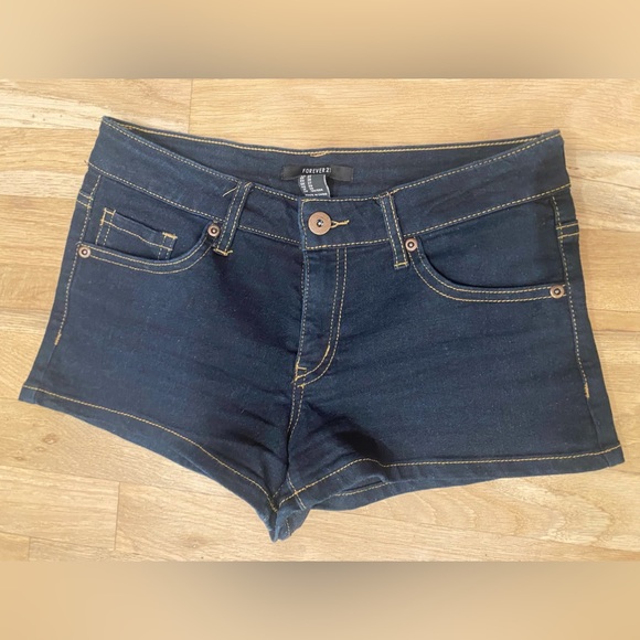 NWOT Forever 21 dark stretch denim shorts size 27 - Picture 1 of 7